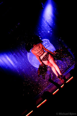 glitter quuen Xarah von den Vielenregen with feather fans performing at the Blue Moon Cabaret - The Decadent Burlesque Soiree by Boudoir Noir Production, Finest Vintage Entertainment!